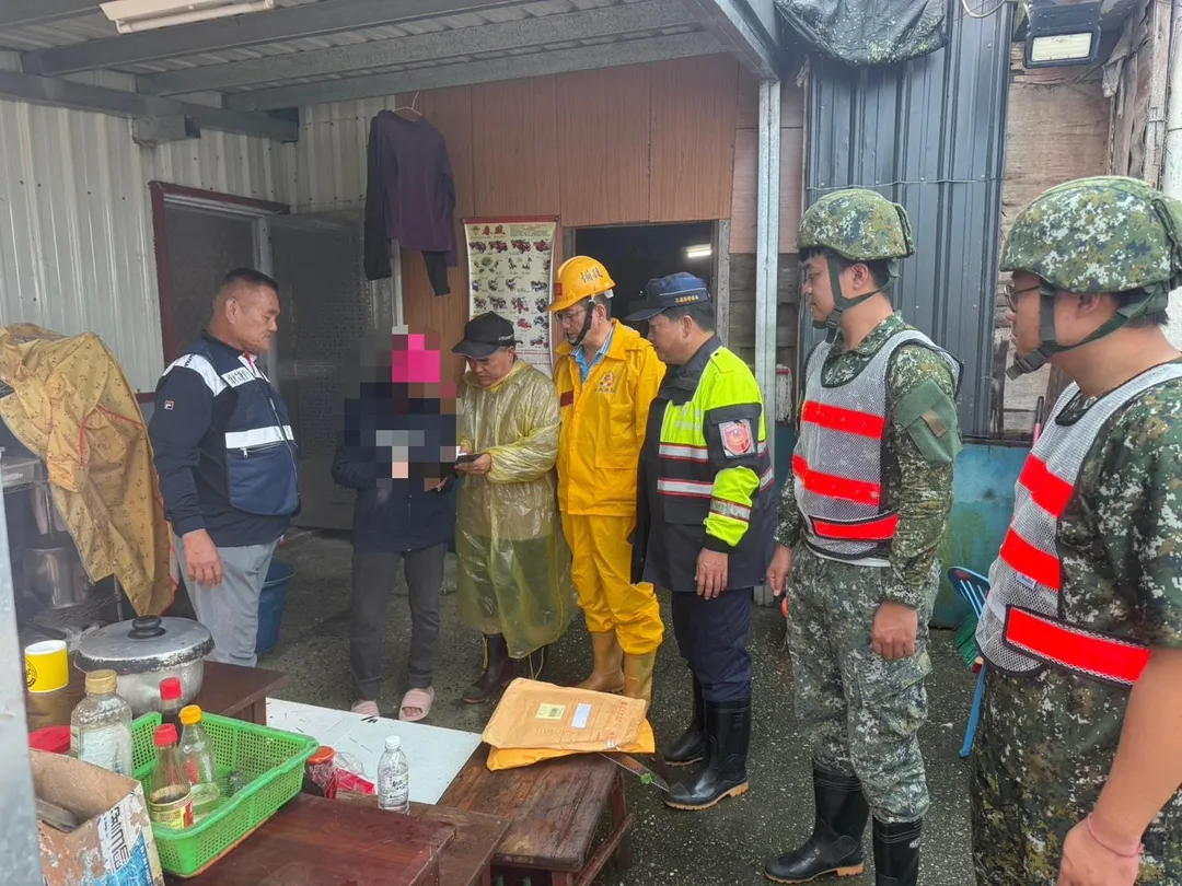 花蓮吉安警方協助秀林鄉3村居民預防性撤離。(圖/警方提供)