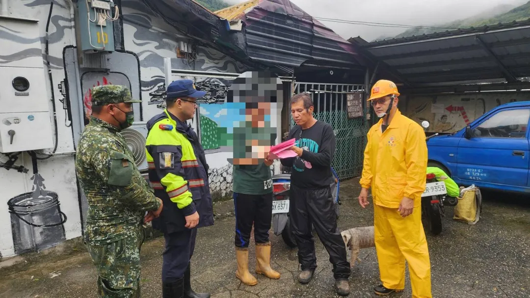 花蓮吉安警方協助秀林鄉3村居民預防性撤離。(圖/警方提供)
