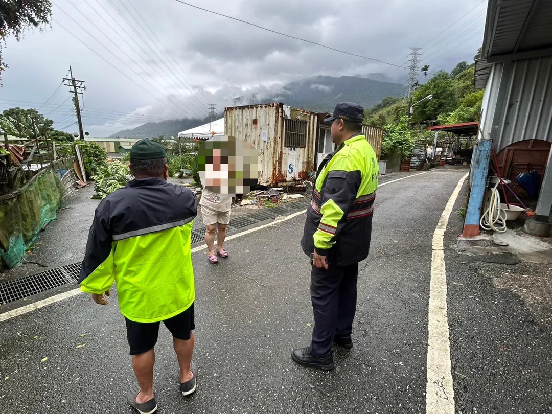 花蓮吉安警方協助秀林鄉3村居民預防性撤離。(圖/警方提供)