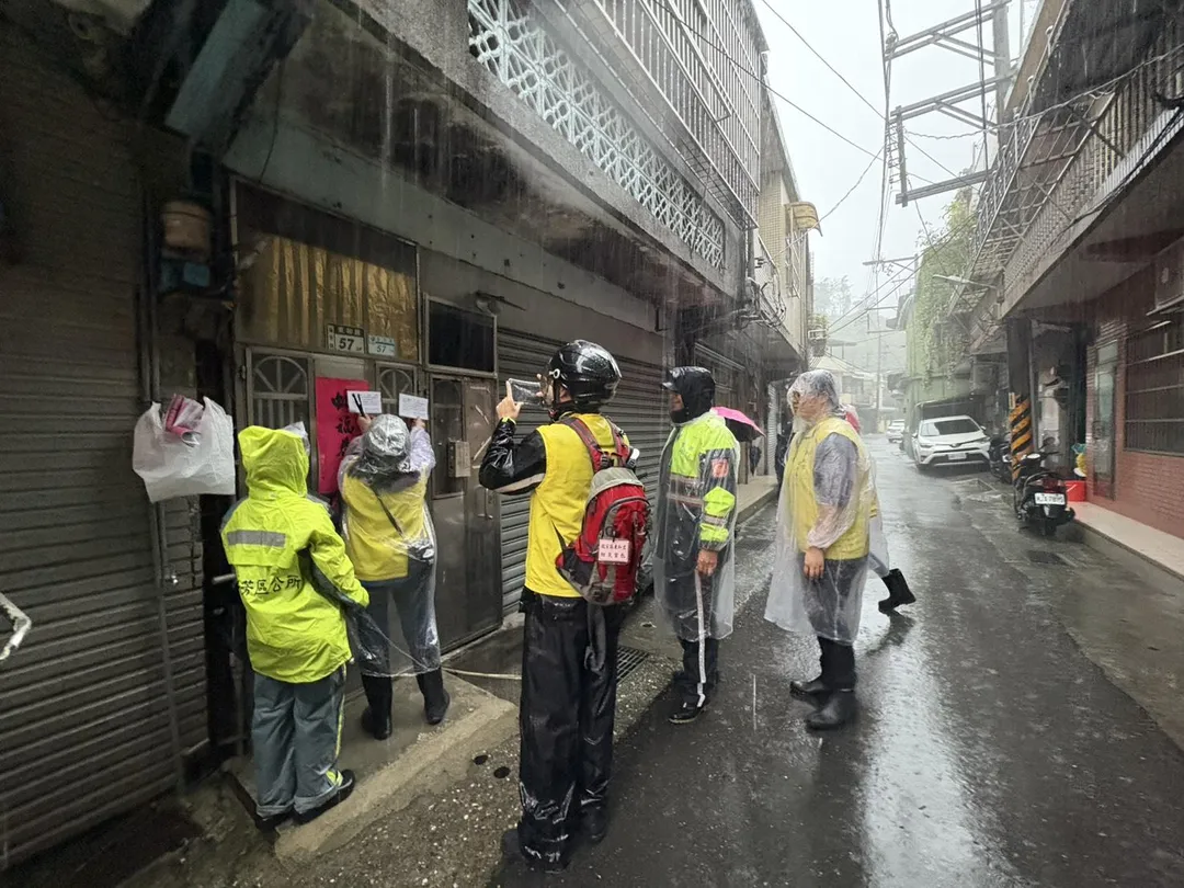 瑞芳區公所人員稍早進行居民警戒勸離,預計撤離198戶567人。(圖/警方提供)