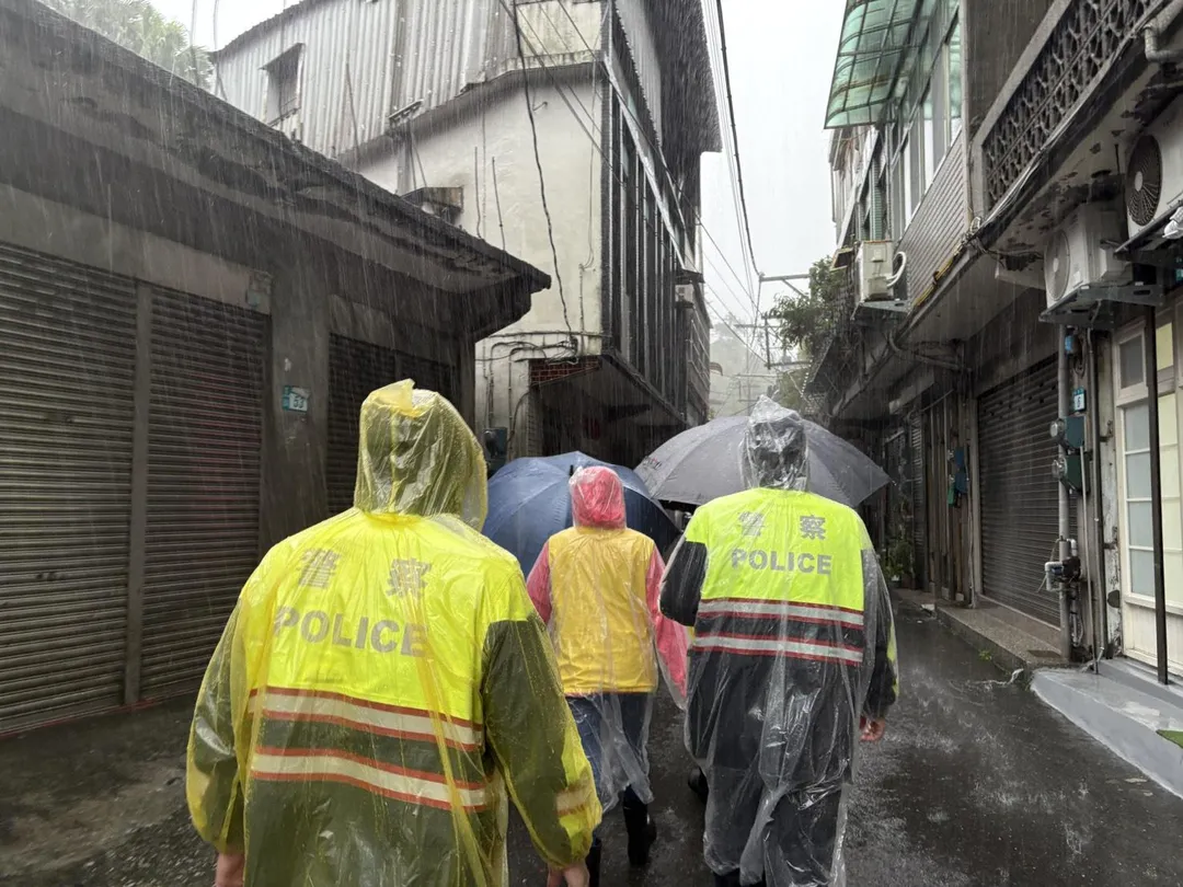 新北市瑞芳分局員警,協助瑞芳區公所人員執行居民警戒勸離工作。(圖/警方提供)