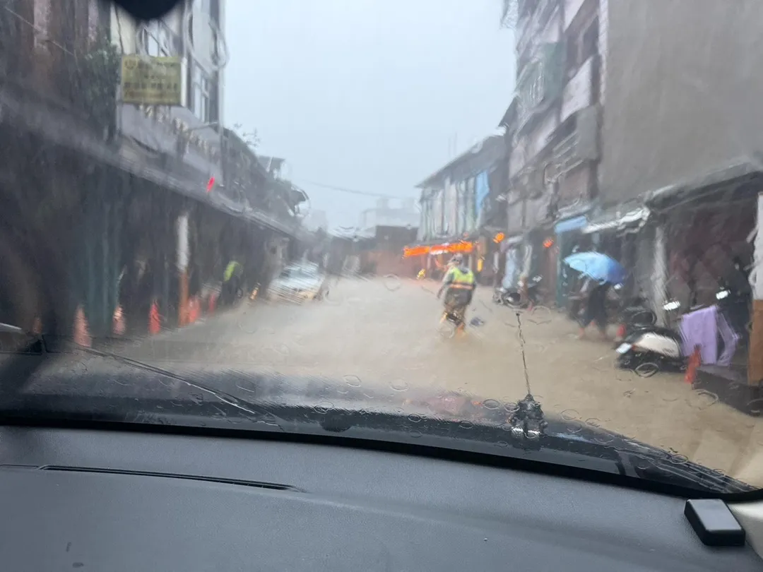 新北市瑞芳區瑞芳街已出現積水情形。(圖/警方提供)