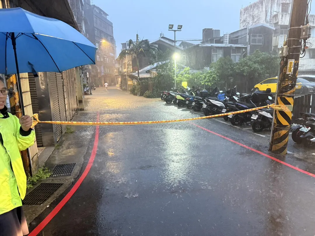 新北市瑞芳區瑞芳街已出現積水情形,警方拉封鎖線。(圖/警方提供)