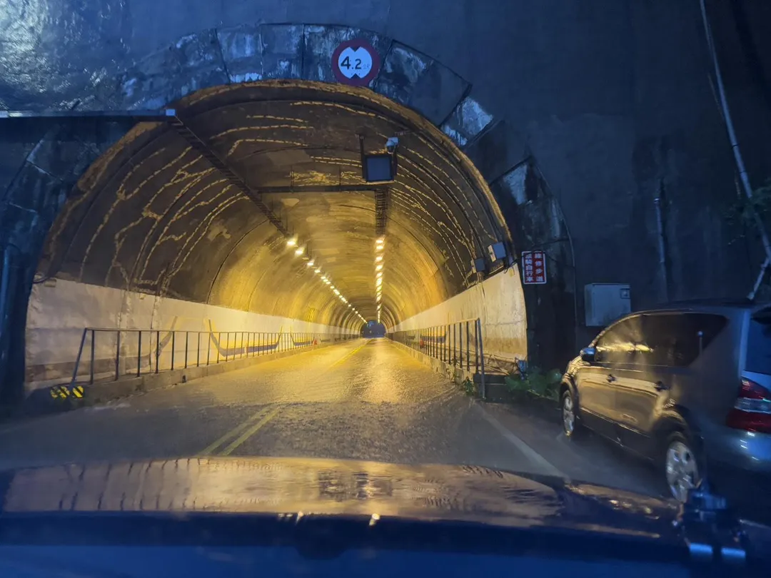 瑞芳隧道也出現積水。(圖/警方提供)