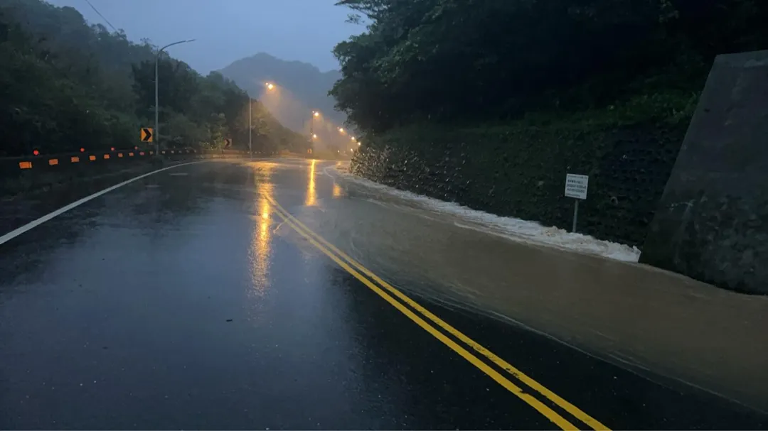瑞芳隧道往瑞濱隧道方向也出現積水。(圖/警方提供)