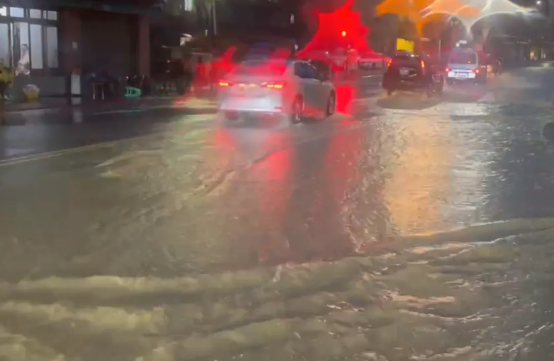 今（11）日傍晚風雨增強，基隆市調和街再度發生淹水災情。（圖/中天新聞，下同）