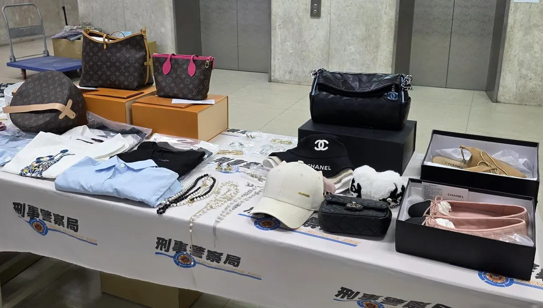 警方查扣大批精品名牌包及服飾。(圖/翻攝畫面)