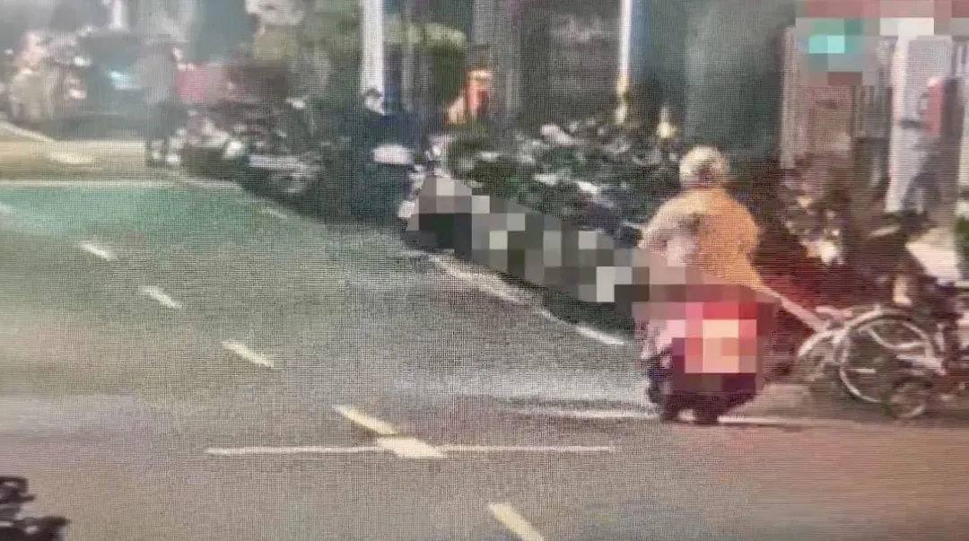 嫌犯偷走機車被監視器拍下。（圖／翻攝畫面）
