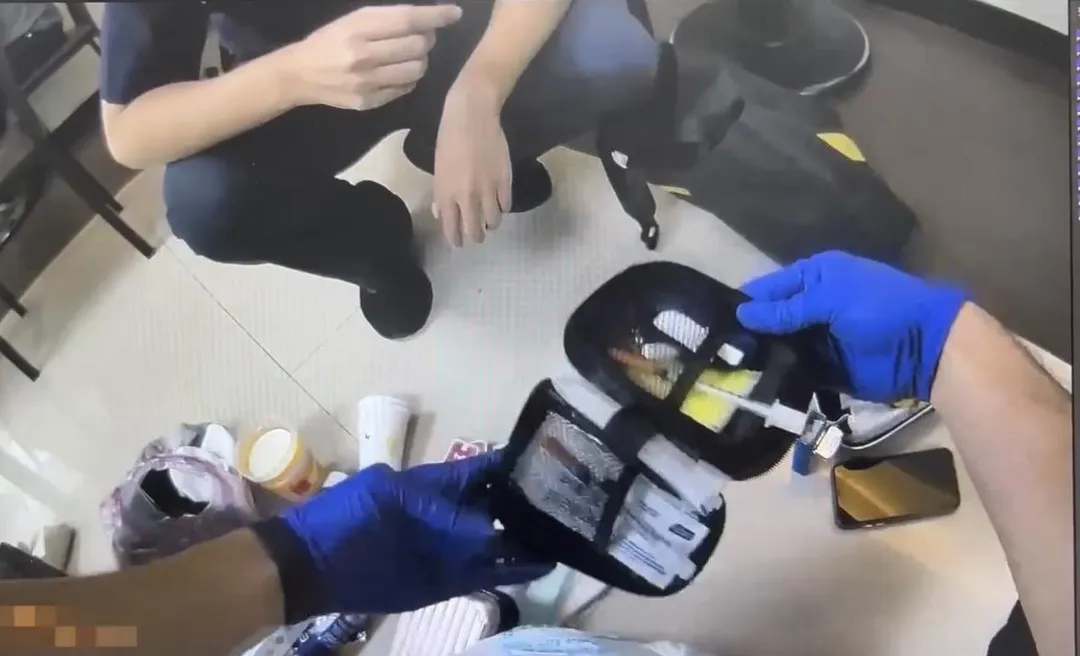 警方查獲嫌犯持有毒品及吸食器。（圖／翻攝畫面）