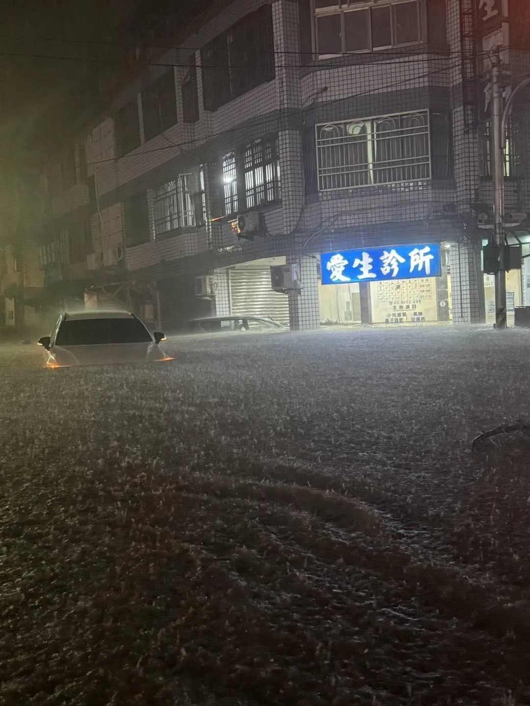 宜蘭蘇澳市區在晚間淹水嚴重,不只轎車快滅頂,多處也傳出淹水災情。(圖/翻攝臉書宜蘭知識+)