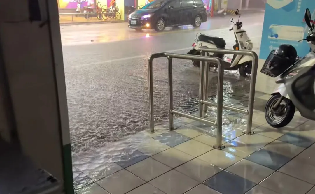 大雨狂炸宜蘭,羅東夜市入口處也淹水。(圖/翻攝臉書宜蘭知識+)