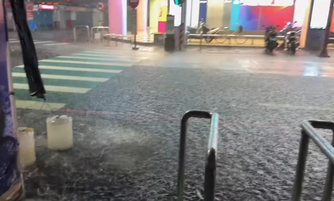 大雨狂炸宜蘭,羅東夜市淹水。(圖/翻攝臉書宜蘭知識+)