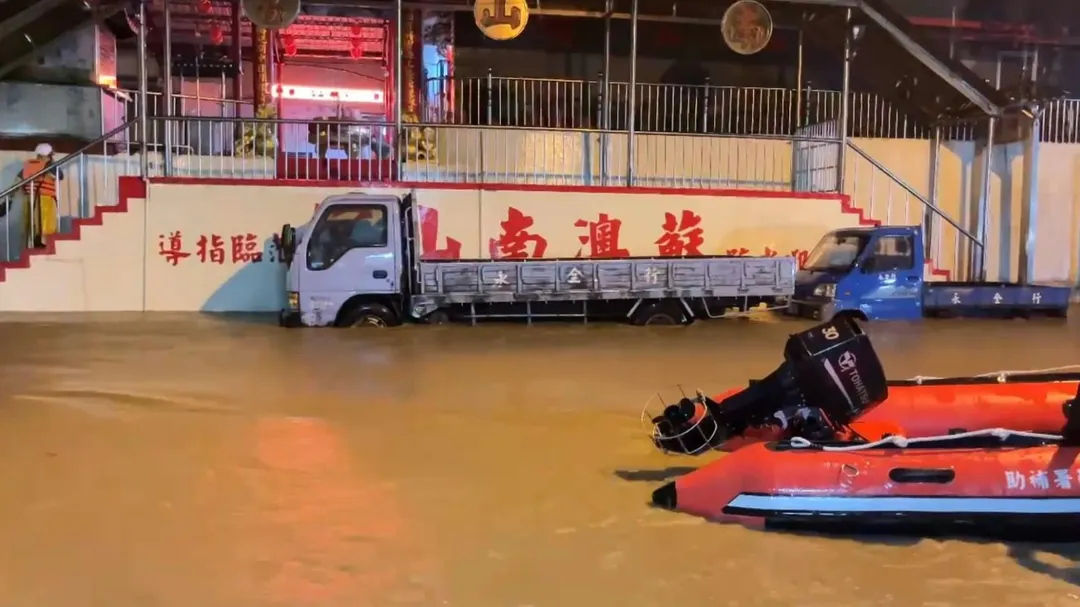 大雨狂炸宜蘭，蘇澳淹水災情慘重。（圖／宜蘭縣消防局提供）