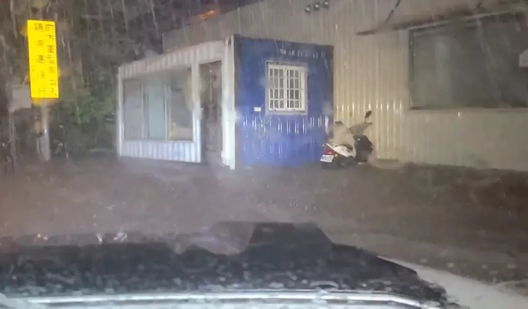 宜蘭縣多處地區街道積水漫延至騎樓，車輛行經時濺起巨浪，仿佛在開船。（圖/民眾提供）
