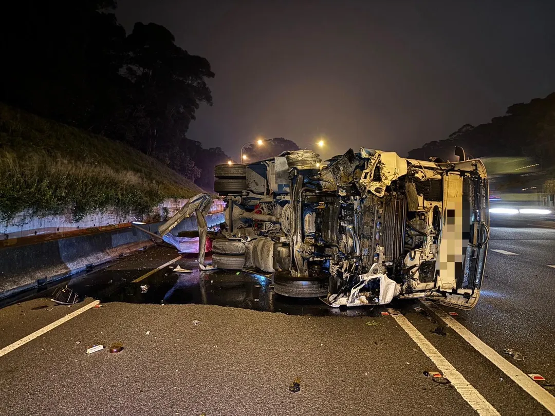 駕駛疑似分心擦撞外側護欄後整輛車側翻。(圖/警方提供)