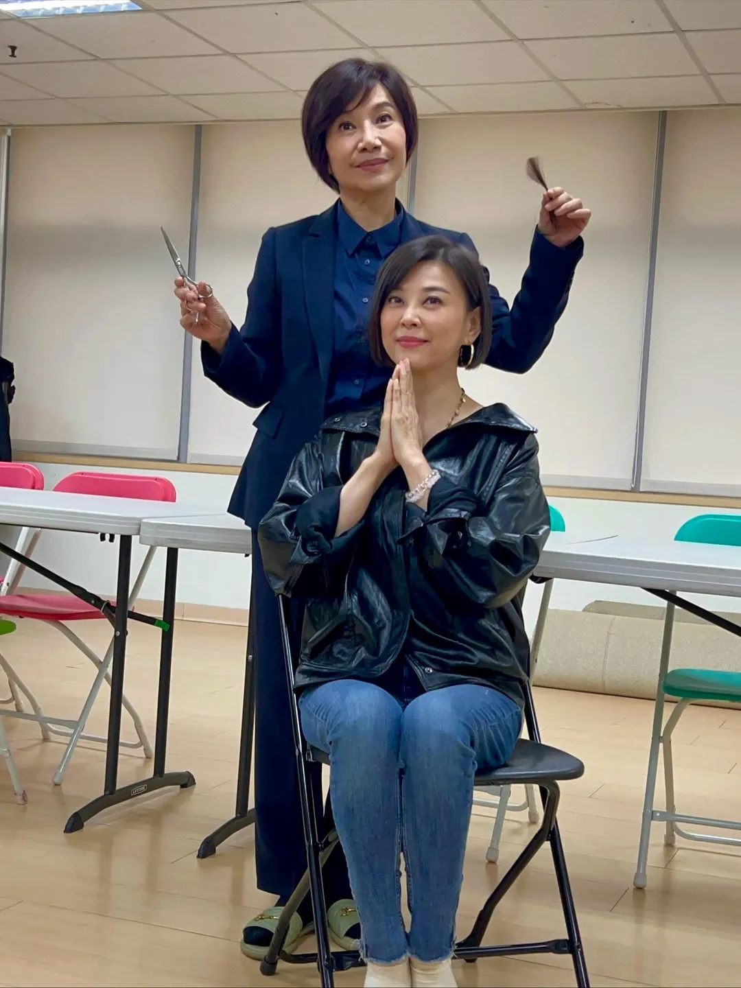 唐美雲為方馨剃了第一刀。（圖／翻攝FB 方馨的粉絲部）