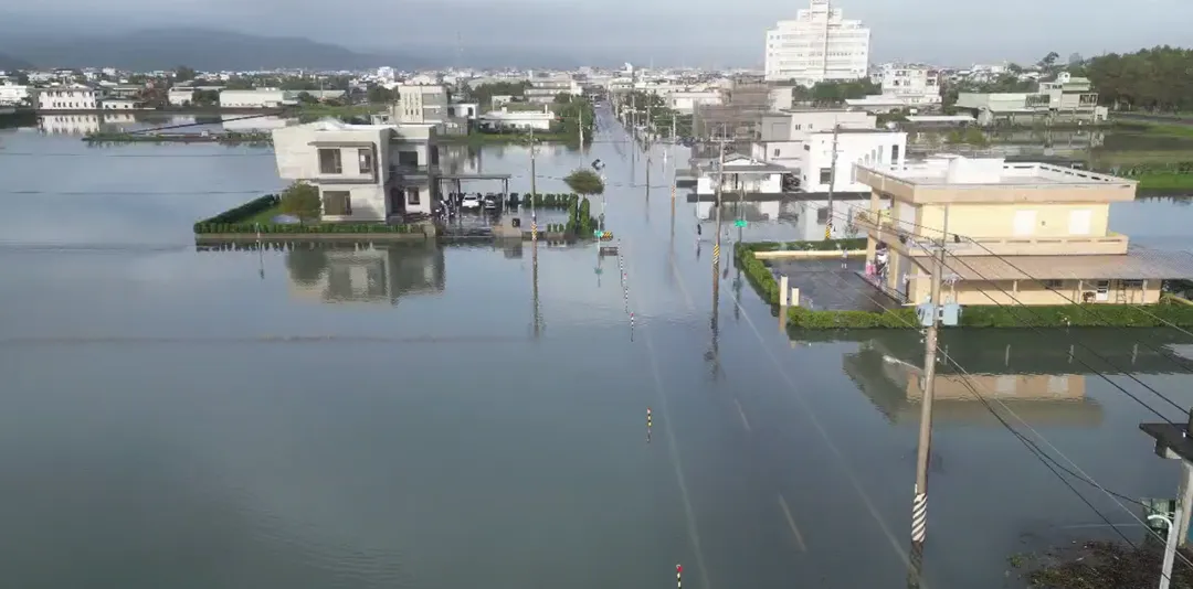 當地民眾拍下冬山鄉珍珠一路附近農田積水未退狀況。（圖／民眾提供，下同）