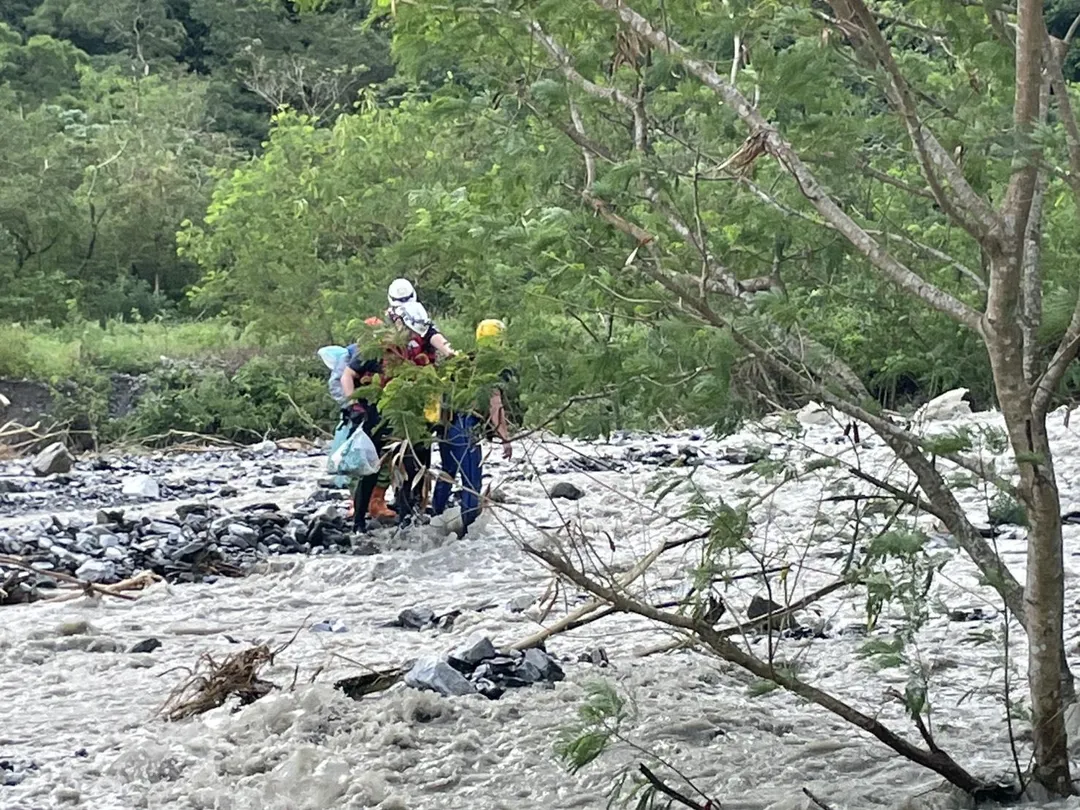 消防人員搶救受困民眾。（圖／翻攝畫面）
