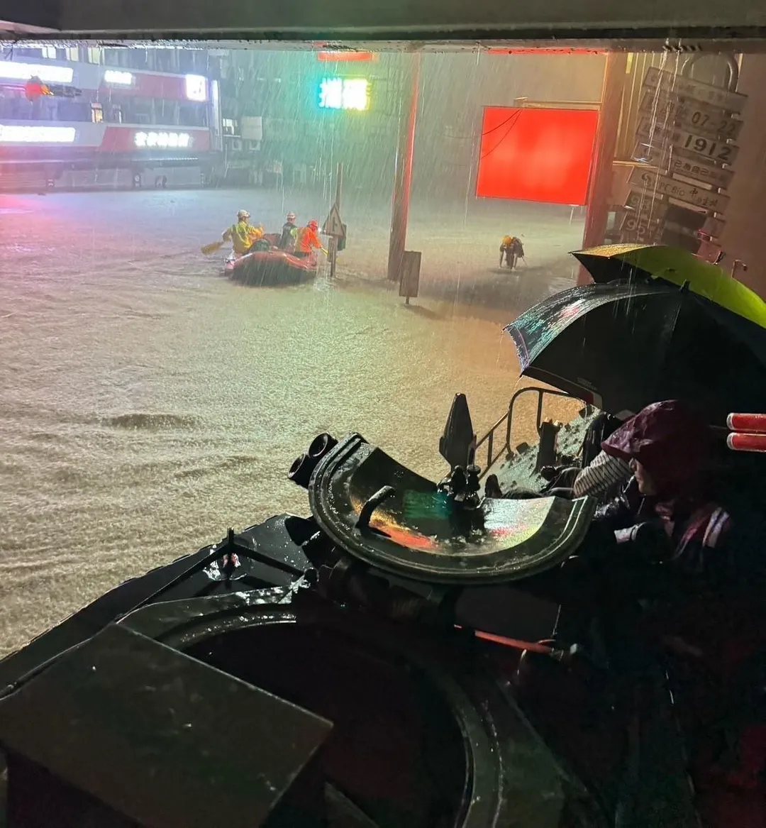 海軍陸戰隊登陸戰車大隊的AAV7前往聖愛里、蘇北里民貴街協助災民撤離。(圖/第6軍團提供)