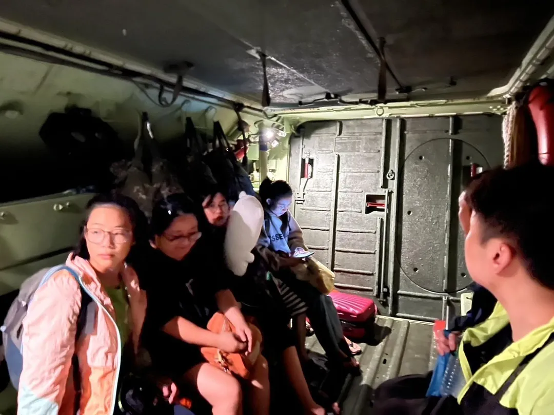 蘇澳居民11日晚間搭乘AAV7兩棲突擊車撤離。(圖/第6軍團提供)