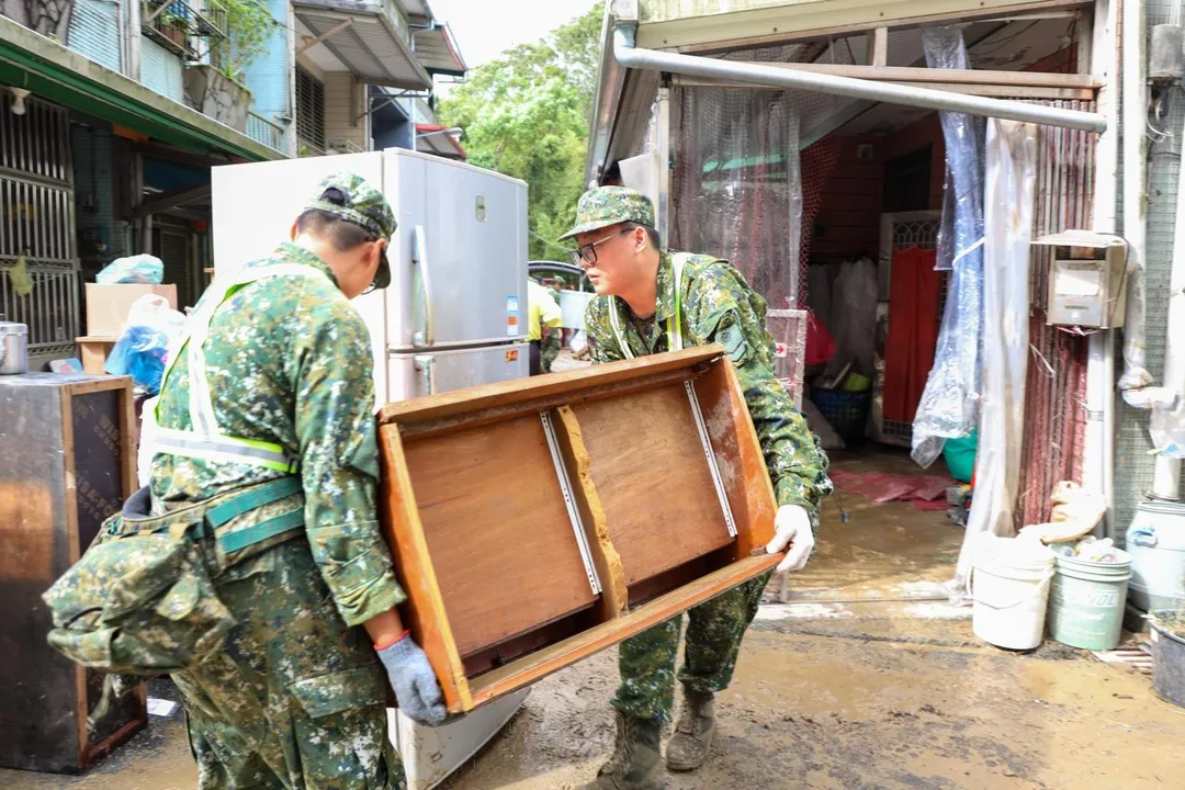 蘭指部官兵12日協助蘇澳災區居民清理。(圖/第6軍團提供)