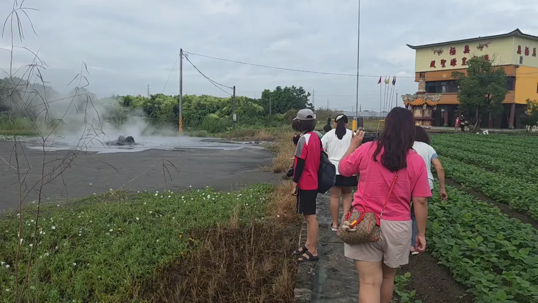 民眾站在紅豆田田壟拍下噴發驚悚實況。（圖／中天新聞）