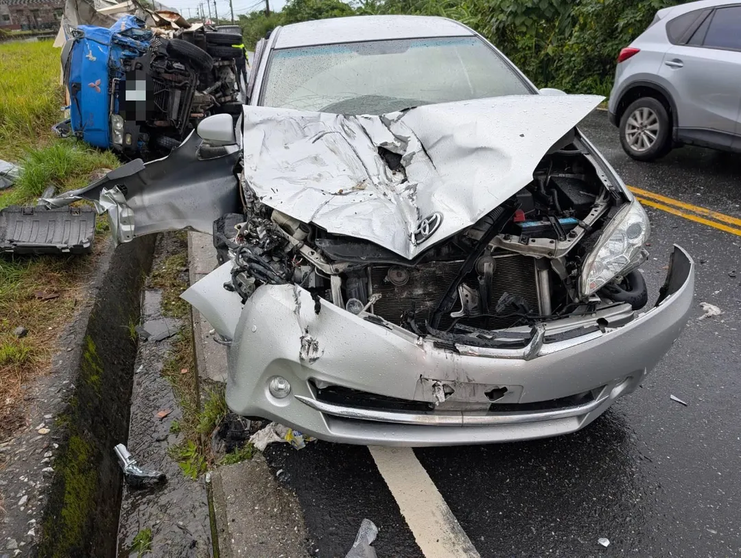 花蓮台11線拖板吊車過彎失控,撞壞小客車車頭。(圖 /翻攝畫面)
