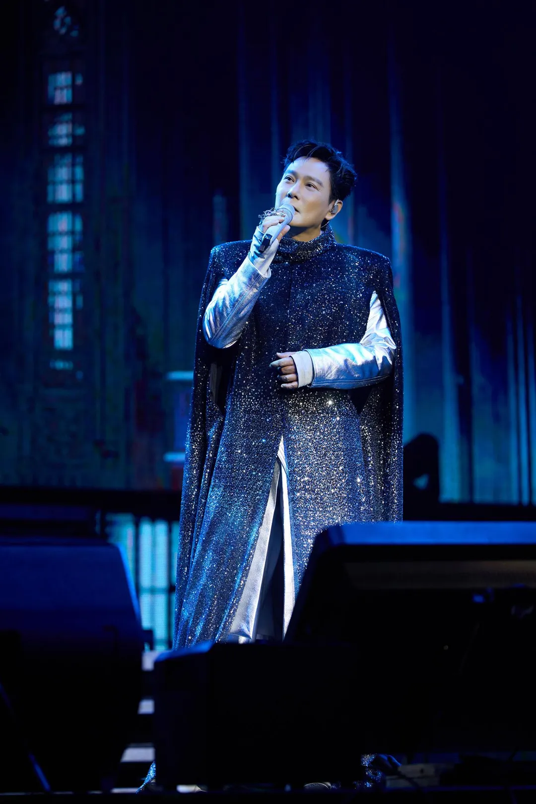 「情歌王子」張信哲日前登上倫敦OVO Arena Wembley舉辦《未來式 OUR STORY 世界巡迴演唱會》倫敦站。（圖／潮水音樂 提供）