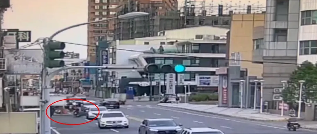 彰化一名騎士慘遭堆高機牙叉撞擊,當場摔車。(圖/中天新聞)