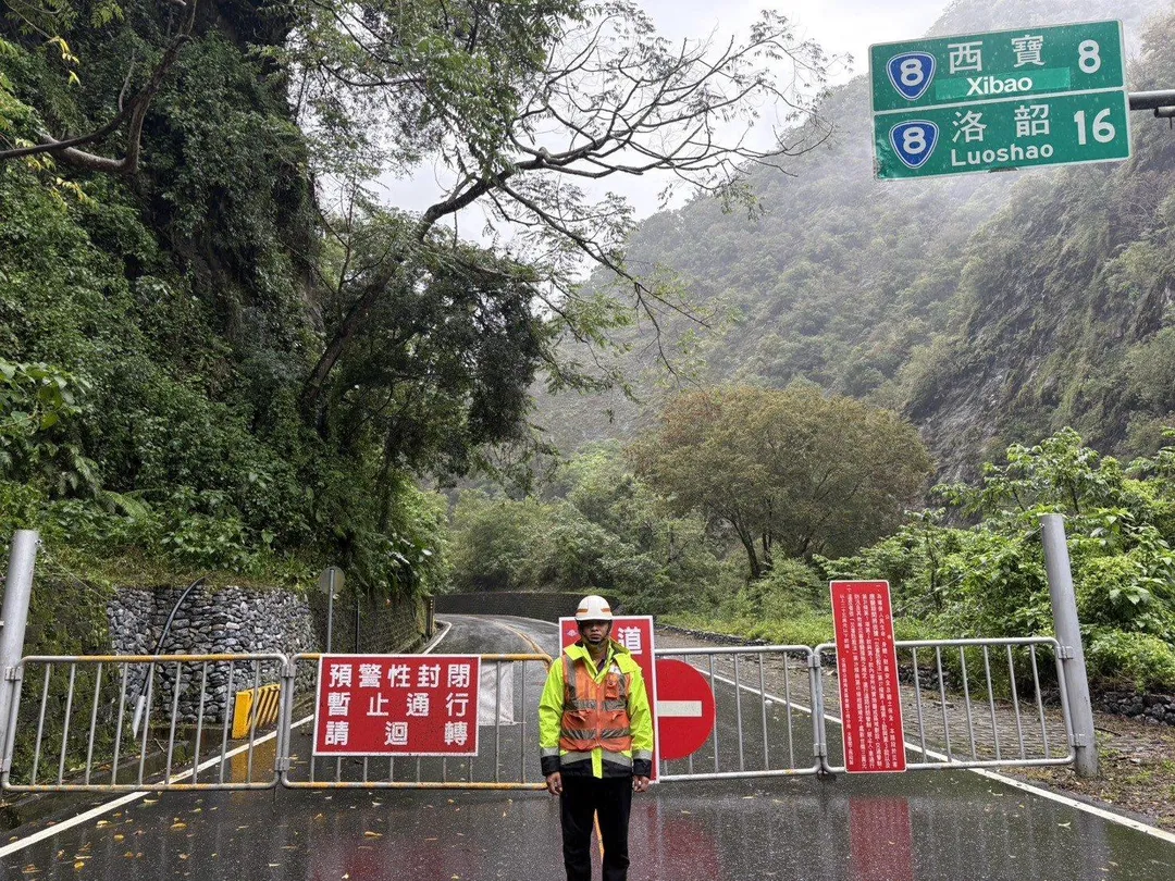中橫公路台8線157.7K豁然亭路段出現持續性落石阻斷交通,有關單位在災點2端實施交通管制。(圖/公路局東區養護工程分局提供)