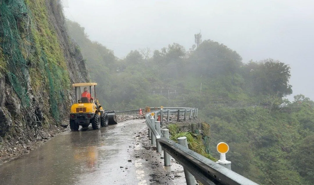 中橫公路台8線157K＋700豁然亭段12日發生落石阻路，搶修人員和機具正在現場處置。（圖／公路局東區養護工程分局提供）