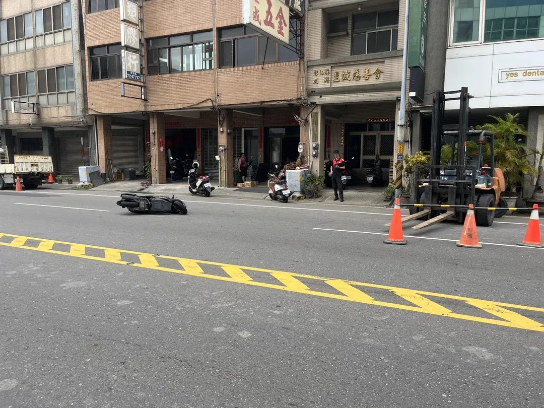 遭堆高機牙叉撞擊摔車的機車騎士,受傷送醫。(圖/中天新聞)