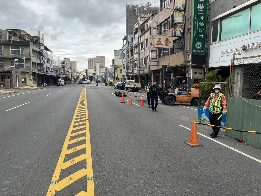 彰化一名騎士慘遭堆高機牙叉撞擊,當場摔車。(圖/中天新聞)