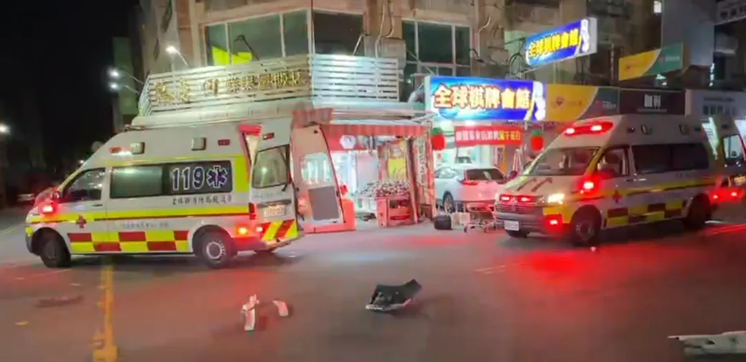 雲林縣北港鎮昨（11）日晚間發生一起車禍事故，一輛休旅車與轎車擦撞後失控衝入路旁商店，撞上正在門口聊天的4人。（圖/警方提供）