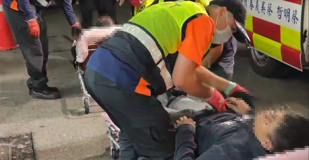 雲林縣消防局獲報後，派遣救護車前往現場，將4名傷者送往北港媽祖醫院急救。所幸傷者都只有輕傷，雙方駕駛酒測值均為0。（圖/警方提供）