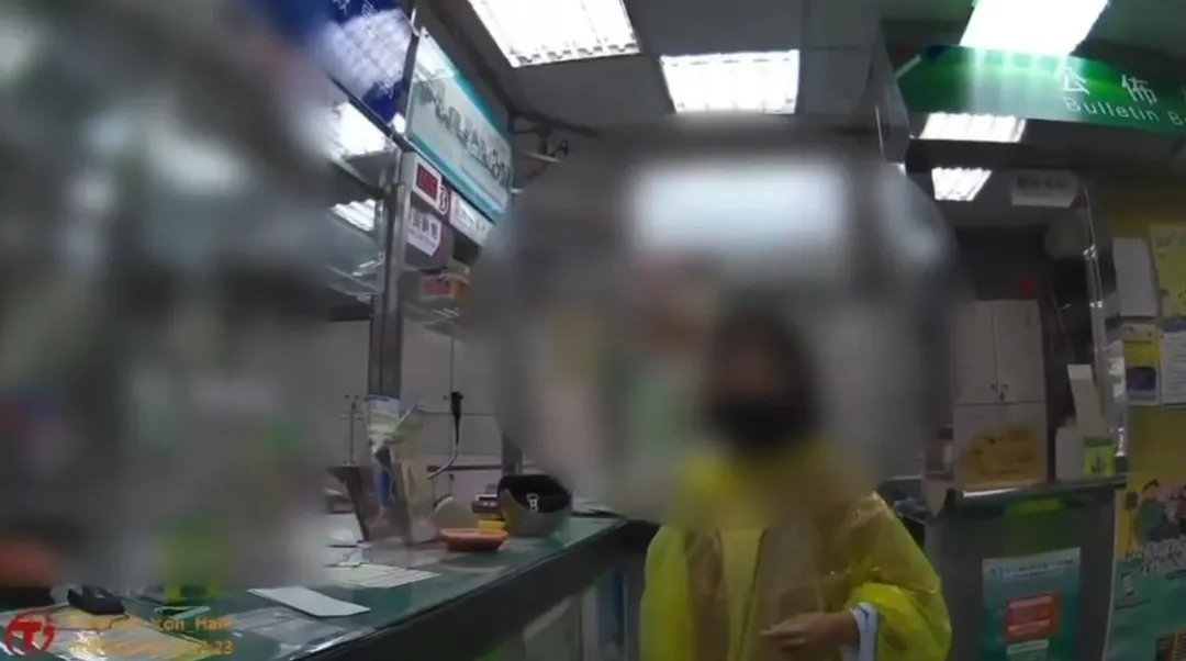 婦人大罵郵局行員,就是因為桌上那頂安全帽,在進入郵局時沒脫掉,不滿行員勸導,爆發糾紛。(圖/警方提供)