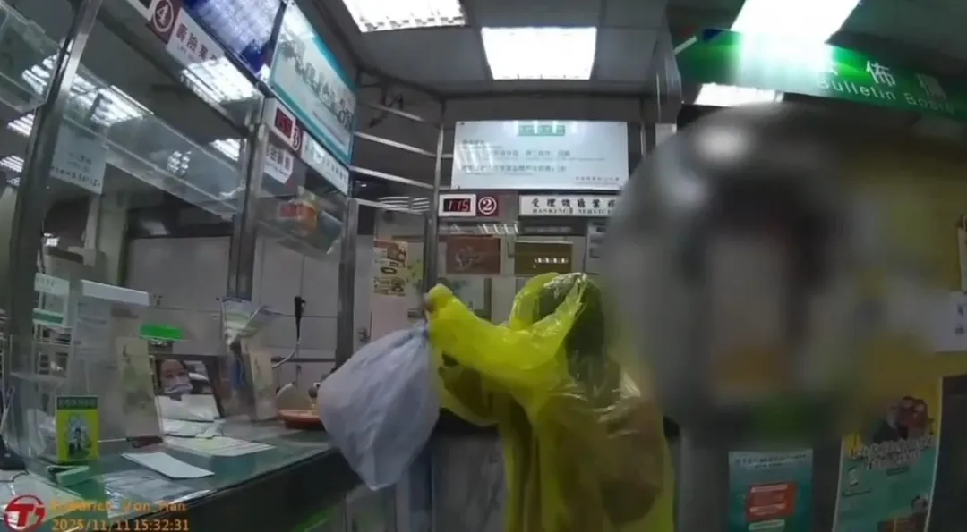 警方到場後,婦人才脫下雨衣。(圖/警方提供)