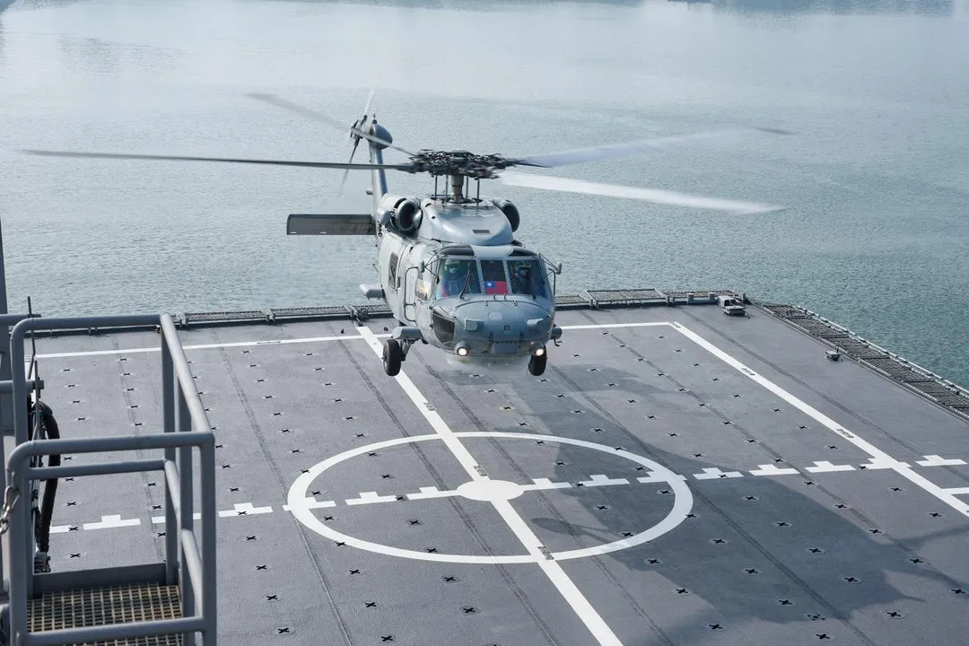 海航S-70C(M)反潛直升機。(圖/截自海軍臉書)