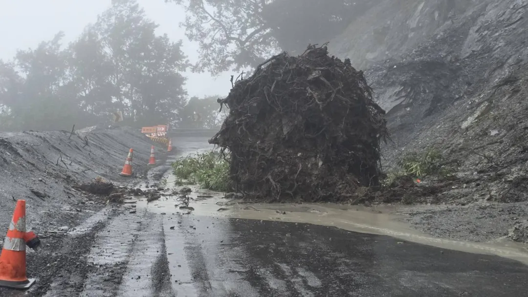 台東縣海端鄉台20線150K＋100向陽路段班坡坍方導致雙向道路阻斷。（圖／公路局南區養護工程分局提供）