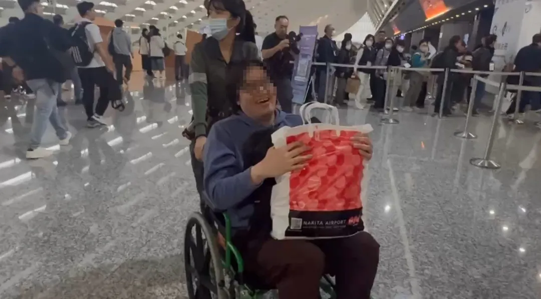 涉嫌造謠副總統蕭美琴IPAC演說的陳姓男子,今日返台,被警方逮捕,看到大批媒體,陳男笑容滿面。(圖/翻攝畫面)
