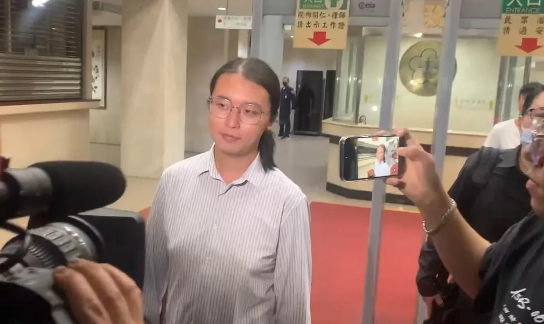 涉嫌洩密給詐騙集團上游成員的孫姓律師,今日遭檢警拘提,移送北檢複訊後,以30萬元交保。(圖/翻攝畫面)