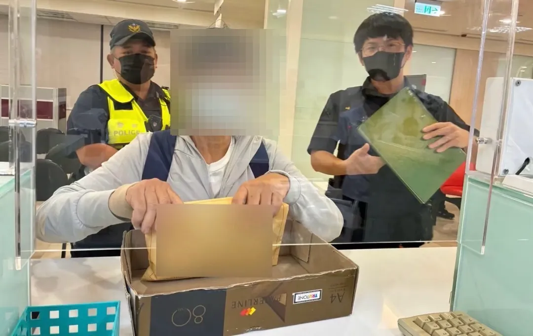 婦人提領鉅額黃金警方到場關心護送返家。（圖／、翻攝畫面）