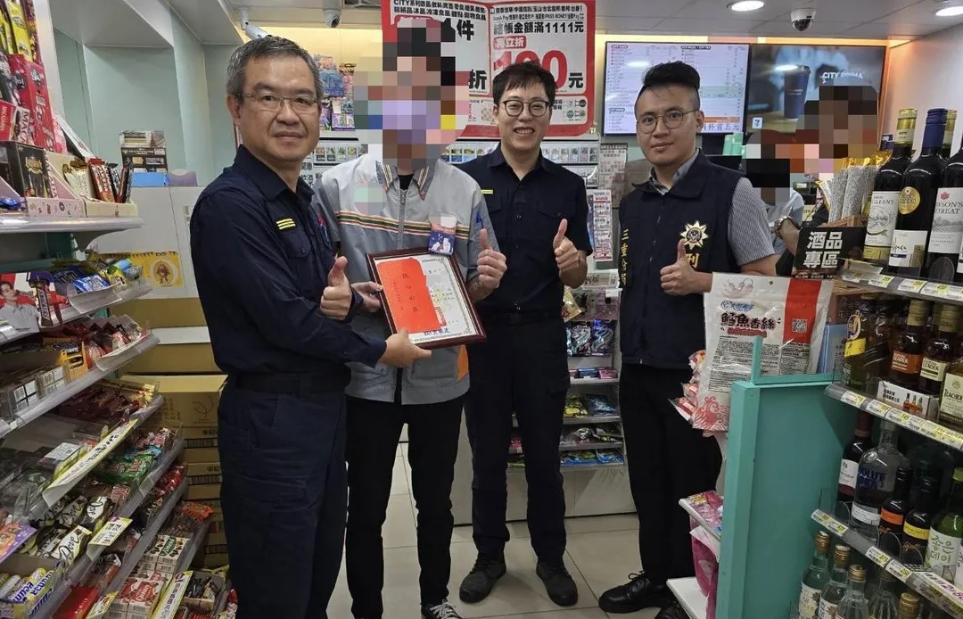 超商店員與警方合作逮捕詐團成員。（圖／翻攝畫面）