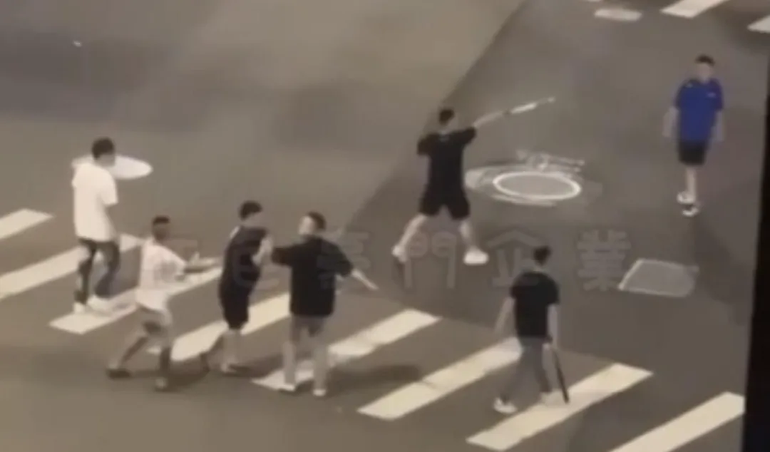 雙方人馬持球棒在新竹市街頭鬥毆。(圖/翻攝自黑色豪門企業)
