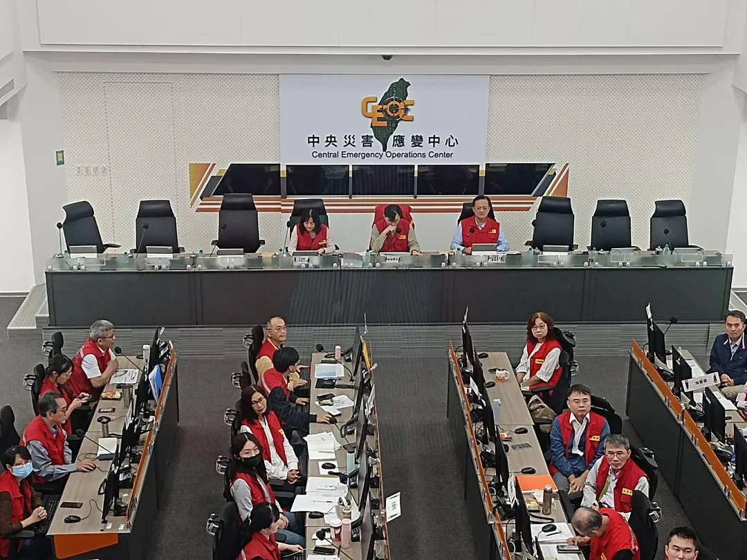 中央災害應變中心截至12日晚間9時統計顯示，目前這次颱風已造成全台88人受傷，並導致121件積淹水事件，其中10件尚未退水。（圖／消防署提供）