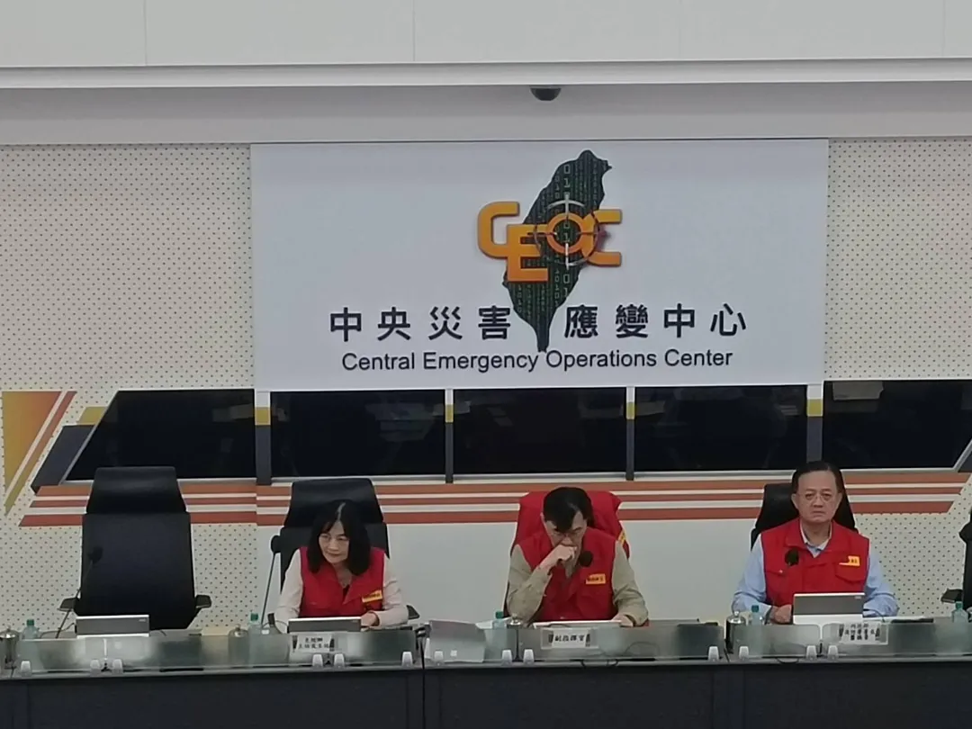 中央災害應變中心截至12日晚間9時統計顯示，目前這次颱風已造成全台88人受傷，並導致121件積淹水事件，其中10件尚未退水。（圖／消防署提供）