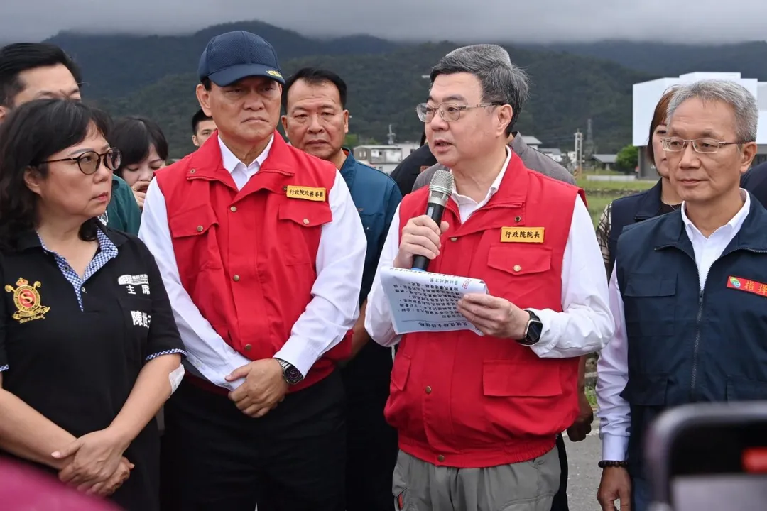卓榮泰12日視察宜蘭三星蔥災損。（圖／翻攝行政院臉書）
