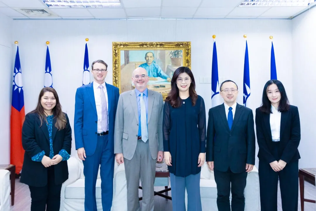 美國在台協會(AIT)處長谷立言12日赴國民黨中央黨部拜會國民黨主席鄭麗文。(圖取自鄭麗文臉書)