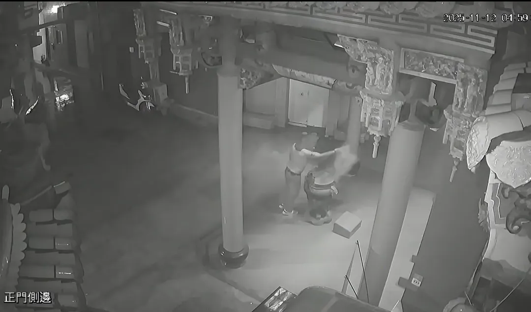 醉男亂撒香灰。（圖／翻攝自爆料公社，下同）