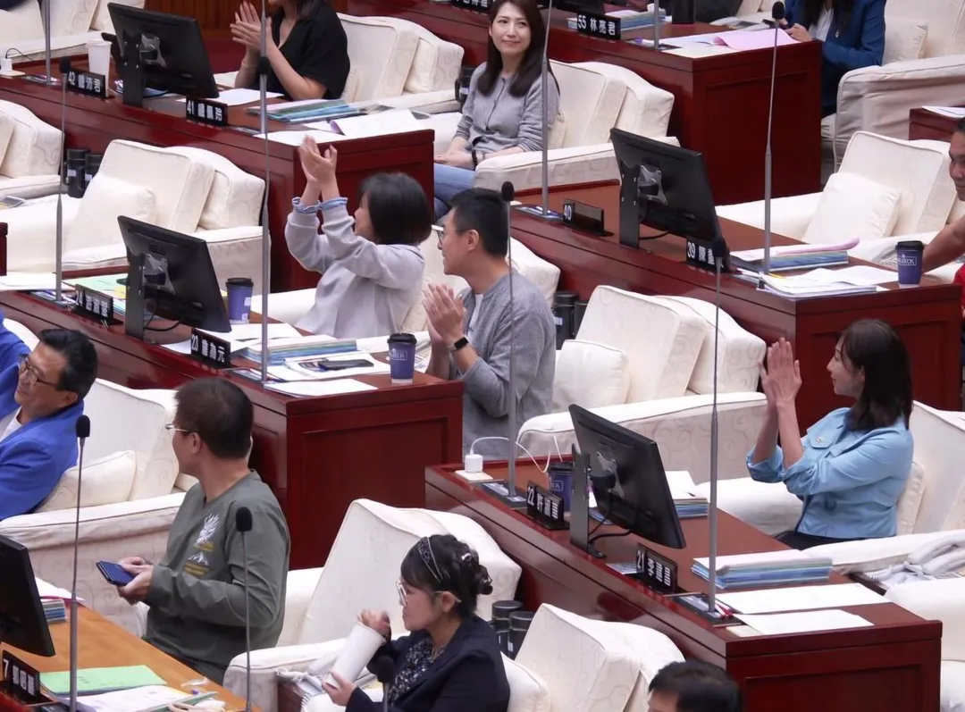 台北市議會12日通過與新壽分手費。（圖／游淑慧臉書）